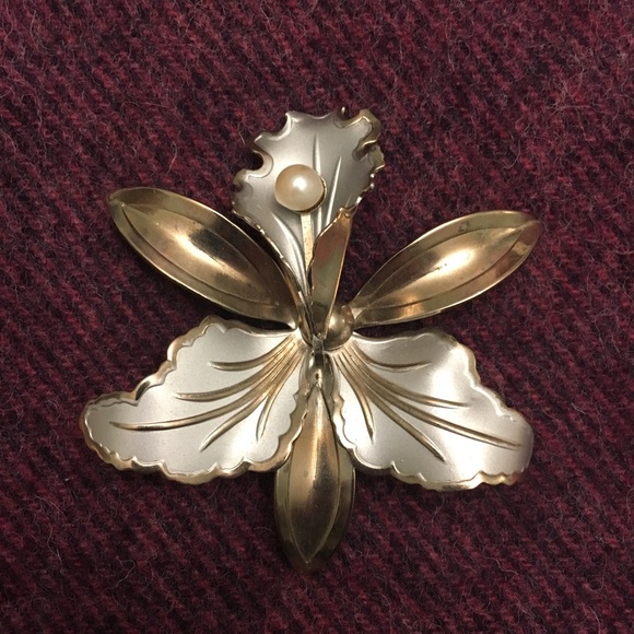 Jewelry - 🌸 Vintage Iris Brooch 🌸